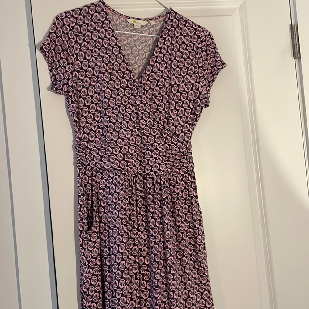 BODEN midi dress. Stretchy. Faux wrap top. Size 6. Pockets.